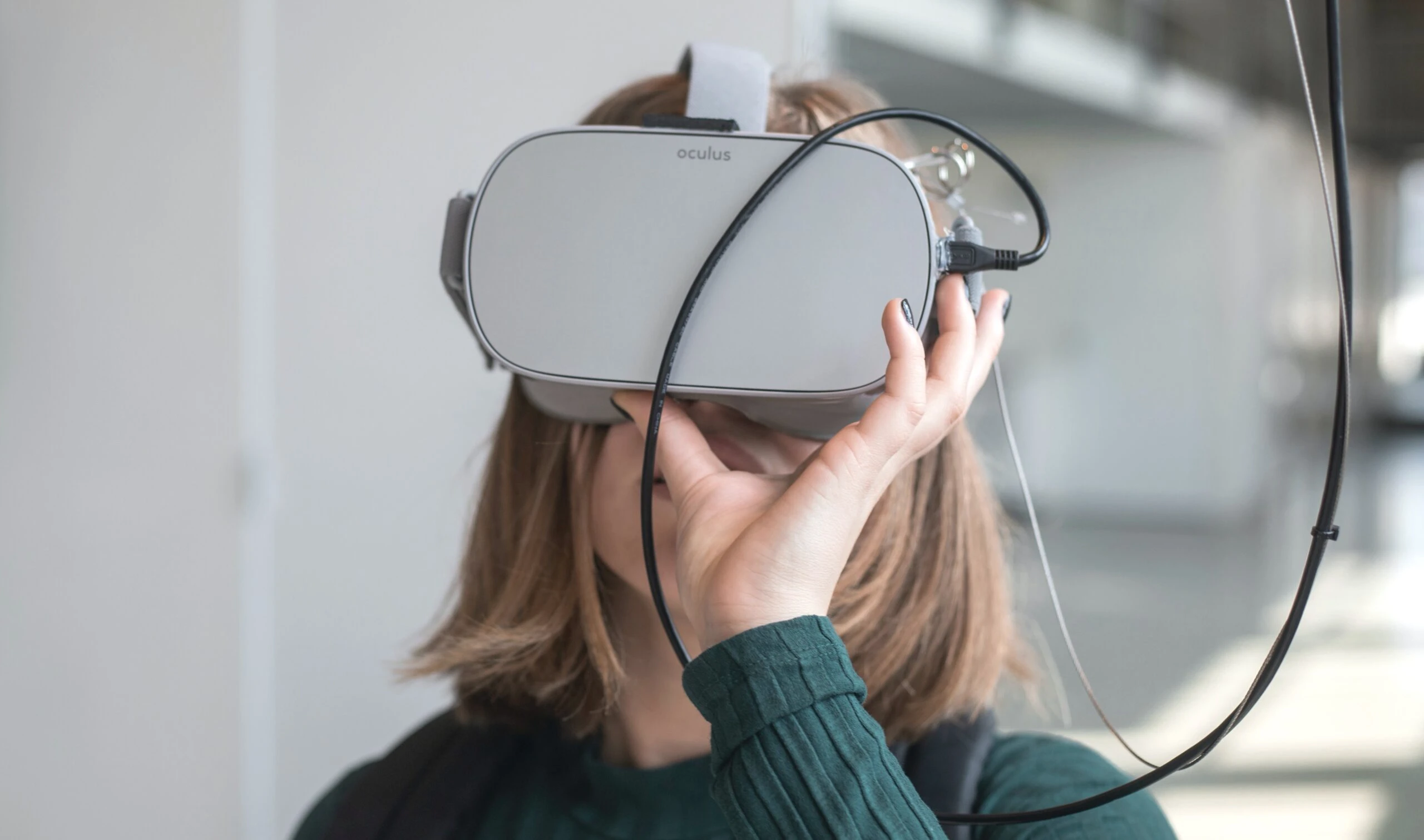 Una mujer usando un casco de realidad virtual mientras prueba una interfaz de realidad virtual.