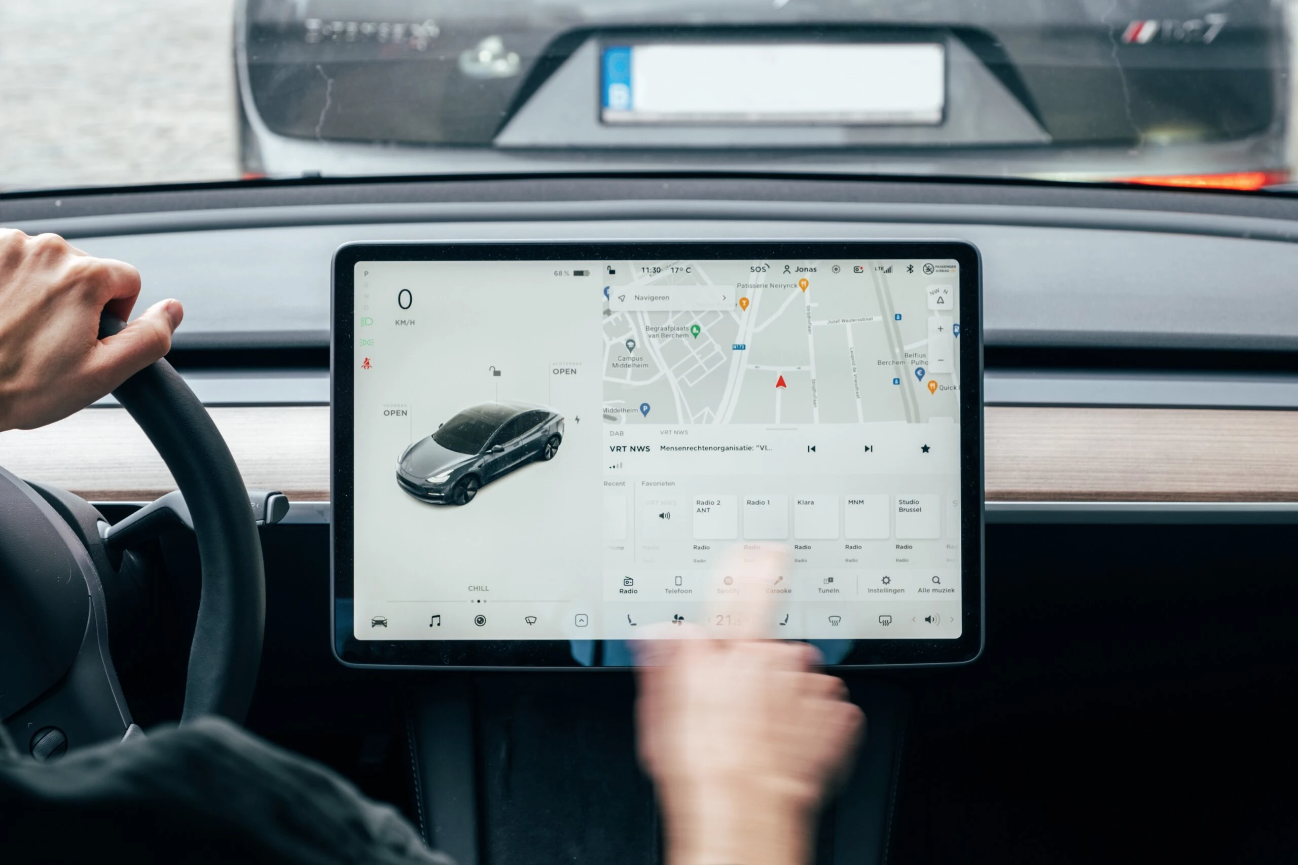 Persona probando interfaz de tablet en Tesla Model 3.