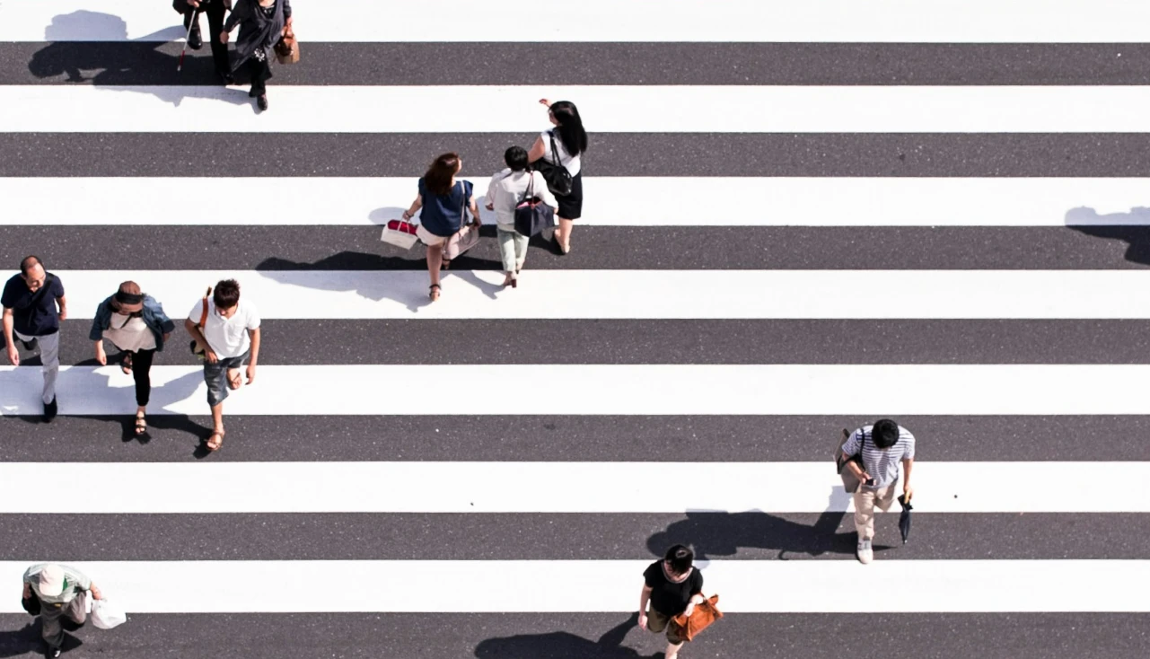 Grupo de personas cruzando un paso de zebra, simbolizando la UX research