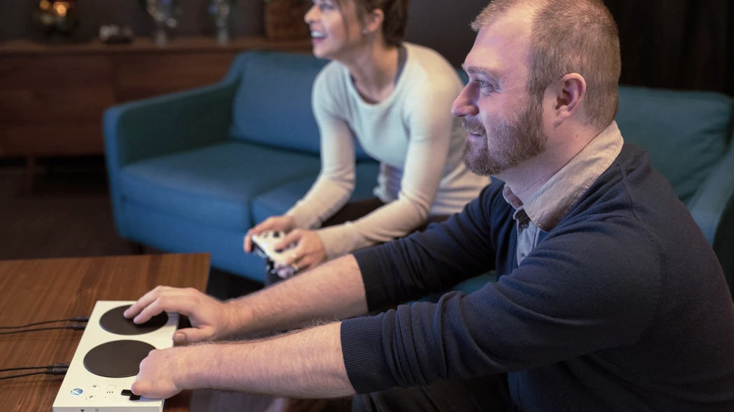 Usuario con discapacidades físicas jugando a un videojuego con el Xbox Adaptive Controller